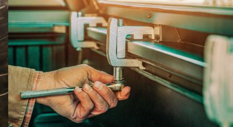 Truck Bed Cap SmartCap EVOd Defender Matte Black For 24-Present Toyota Tacoma 5 Foot Short Bed RSI SmartCap