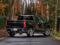 3.0 inch Cat-Back 2.5 inch Dual Split Rear Quad Carbon Fiber Tips 4.0 inch OD 19-23 Silverado/Sierra 1500 Dual Out MBRP